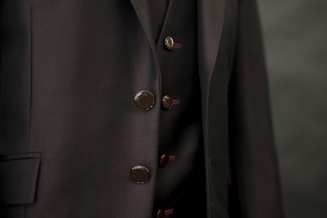 ボルドーカラーのスーツ用メタルボタン